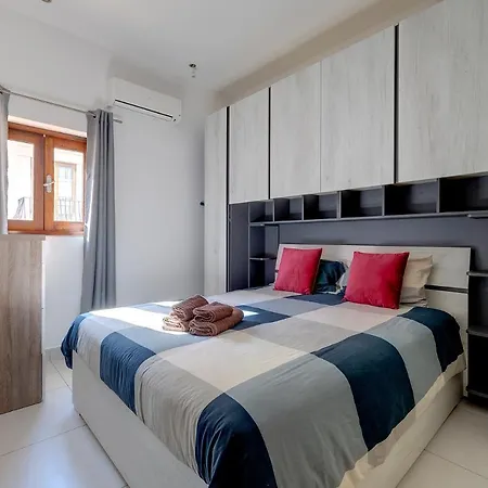 Idyllic Just Off The Promenade *