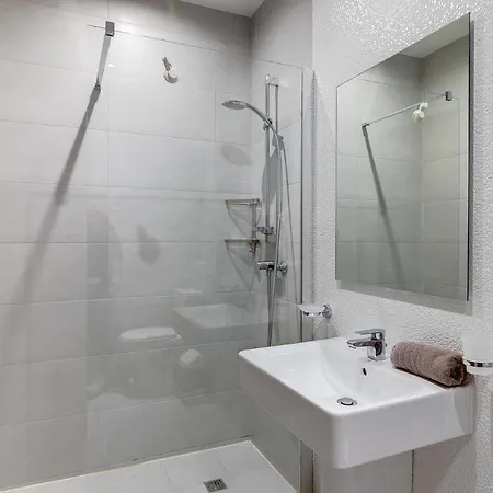 Idyllic Just Off The Promenade *