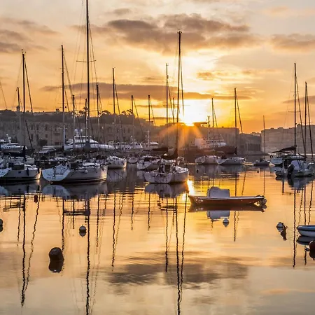 Idyllic Just Off The Promenade Apartment