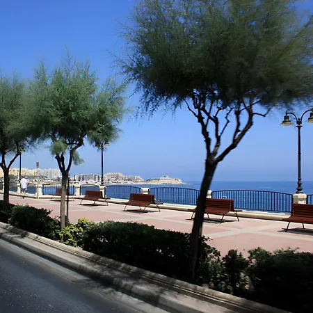 Idyllic Just Off The Promenade *